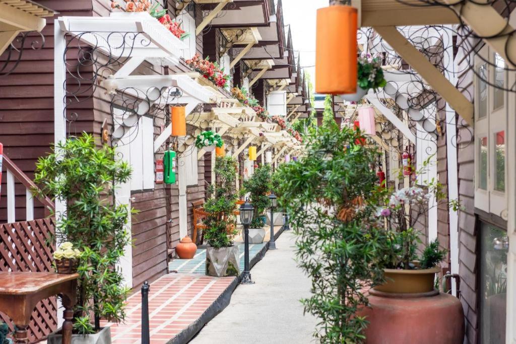 Resort Bangphlat Bangkok Luaran gambar