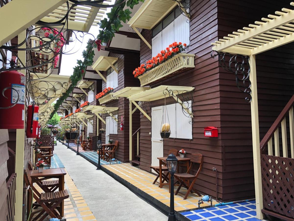 Resort Bangphlat Bangkok Luaran gambar